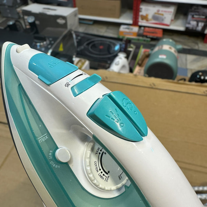 GEEPAS Dual Function Cord & Cordless Steam Iron ( 2400 W 24015 )