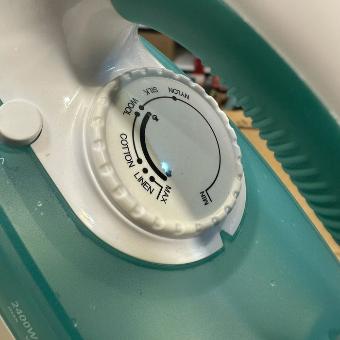 GEEPAS Dual Function Cord & Cordless Steam Iron ( 2400 W 24015 )